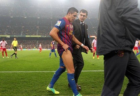 Alexis Sanchez rời sân với một chấn thương háng trong trận đấu đêm qua.