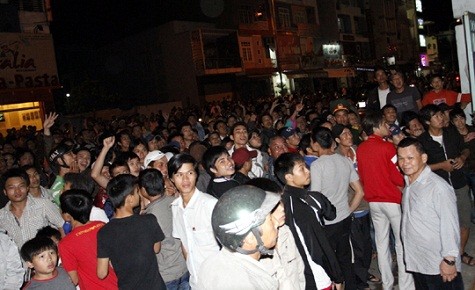 Hàng ngàn khán giả Đà Nẵng tập trung trước cửa SVĐ Chi Lăng để phản đối tổ trọng tài Hoàng Anh Tuấn. Ảnh: Bóng Đá+