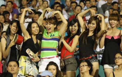 Dàn 'hot girl' chân dài quyến rũ và cuồng nhiệt trên các khán đài của sân Thống Nhất để cỗ vũ cho Sài Gòn FC