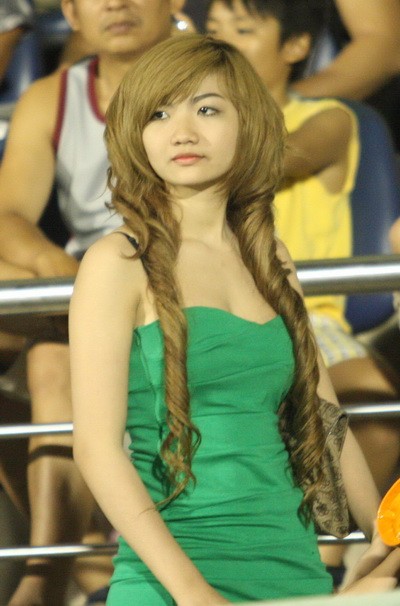 Dàn hot girl chân dài quyến rũ và cuồng nhiệt trên các khán đài của sân Thống Nhất để cỗ vũ cho Sài Gòn FC