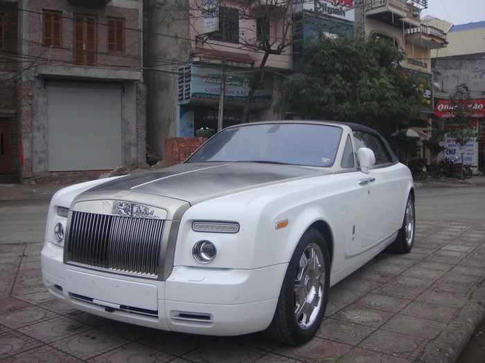 Giá của Roll-Royce Phantom Drophead Coupe cũng không hề rẻ, vào khoảng trên 10 tỷ đồng.