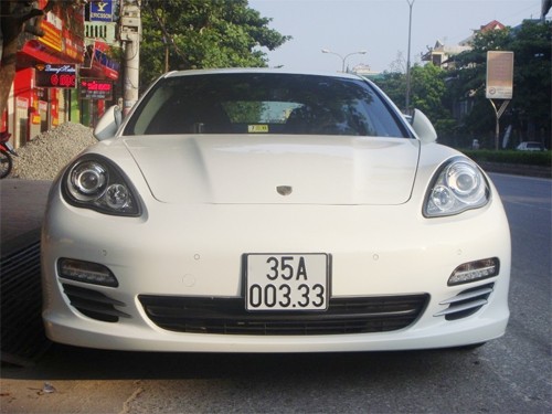Gia đình đại gia ‘Phương Bình’ còn sở hữu một chiếc xe siêu sang khác đó chính là chiếc Porsche Panamera 4 .