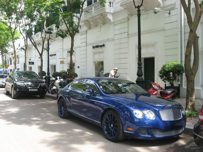 Giá của chiếc Bentley Continental GT Speed màu xanh ngọc này vào khoảng hơn 200.000 USD.