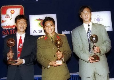 Năm 2000, Hồng Sơn vượt qua nhiều ứng viên nặng ký như Lê Huỳnh Đức, Đỗ Văn Khải để tiếp tục giành danh hiệu Quả bóng Vàng Việt Nam lần thứ 2 trong sự nghiệp cầu thủ.