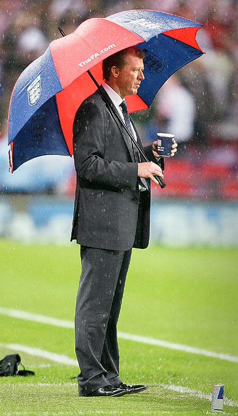 5 năm trước, đội tuyển Anh của Steve McClaren cũng đã "đắm" dưới một cơn mưa lớn. Ông Hải "lơ" khác McClaren ở chỗ ông không cần che ô mà dũng cảm đương đầu với cơn mưa, nhưng kết cục của V. Hải Phòng có khác?