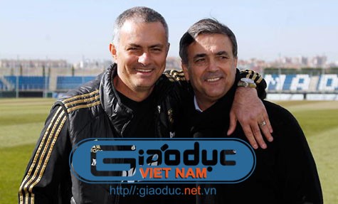 HLV Ricardo Formosinho (phải) bên cạnh HLV Jose Mourinho trong một buổi tập của Real Madrid cách đây vài tháng trước.