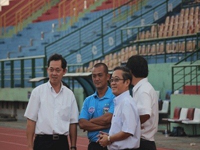 Ông Hồ Hồng Thạch (trái) và ông Nguyễn Minh Sơn trong buổi tập mới nhất của CLB B. Bình Dương.