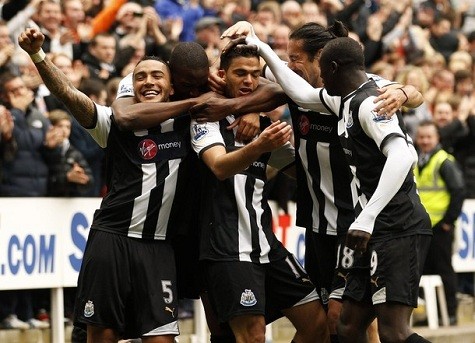 Các cầu thủ Newcastle Utd ăn mừng bàn thắng tuyệt vời của Ben Arfa
