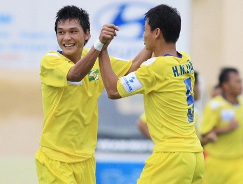 Tiền vệ Hồng Việt (trái) ghi bàn thắng duy nhất của trận đấu
