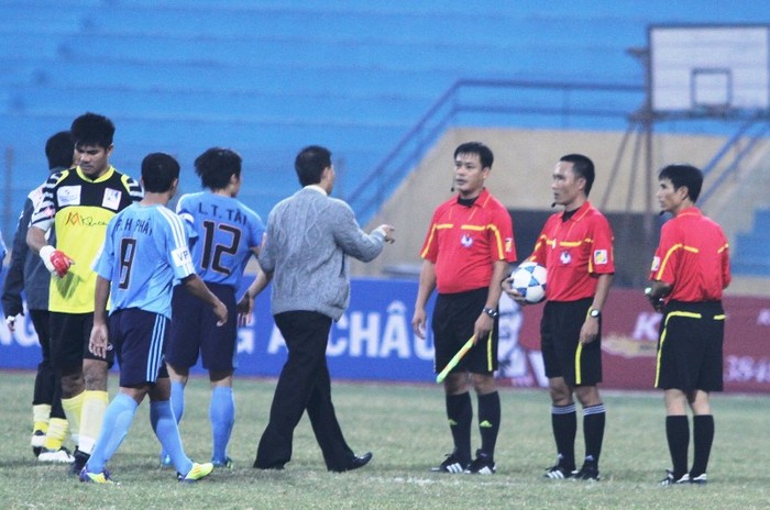 HLV Hoàng Anh Tuấn của K.KH phản ứng với trọng tài Bùi Quang Thông trong trận đấu với CLB BĐ Hà Nội