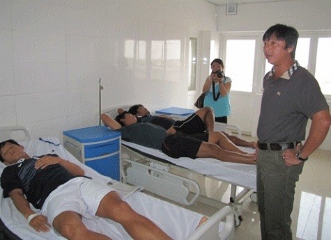 HLV trưởng Lê Huỳnh Đức vào thăm các học trò đang nằm viện vì ngộ độc. Ảnh: Vnexpress