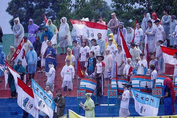 CĐV HAGL đội mưa cổ vũ các cầu thủ phố Núi