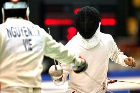Nguyễn Tiến Nhật (trái) trong trận thắng ở vòng tứ kết trước Nishida Shogo (Nhật Bản).