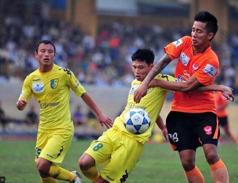 Tiền đạo Lê Sỹ Mạnh (áo cam) được Sài Gòn FC cho CLB Hà Nội mượn hết đến mùa