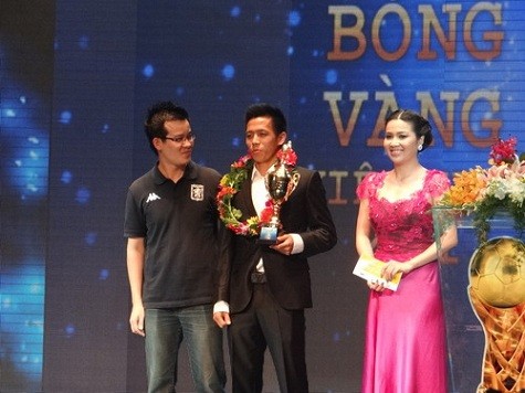 Tiền vệ Nguyễn Văn Quyết lần thứ 2 liên tiếp giành giải Cầu thủ trẻ xuất sắc nhất năm. Ảnh: TNO