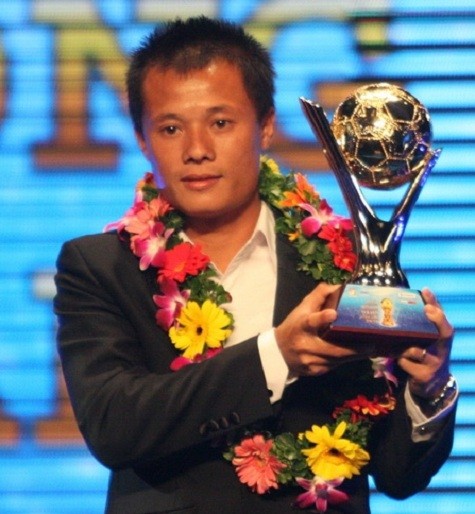 Tiền vệ Phạm Thành Lương giành giải QBV Việt Nam năm 2011. Ảnh: Infonet