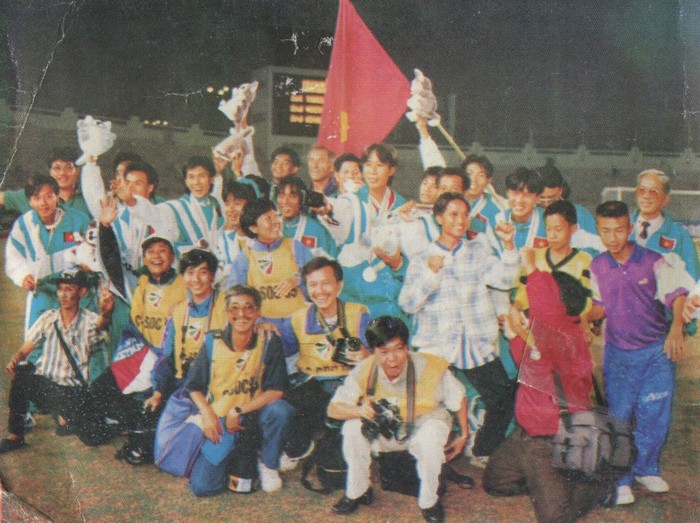 Đội tuyển Việt Nam ăn mừng tấm HCB SEA Games 18 (Chieng Mai, Thái Lan năm 1995)