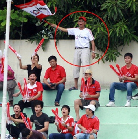 Trọng tài Võ Minh Trí khẳng định CĐV mặc áo trắng, cầm cờ trong ảnh đã tấn công ông trên đường về Sài Gòn.