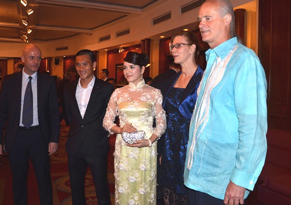 Công Vinh, Lý Nhã Kỳ chụp ảnh cùng với các vị khách tại buổi tiệc, người mặc áo xanh bên phải là Hoàng tử Alfred của Vương quốc Liechtenstein.
