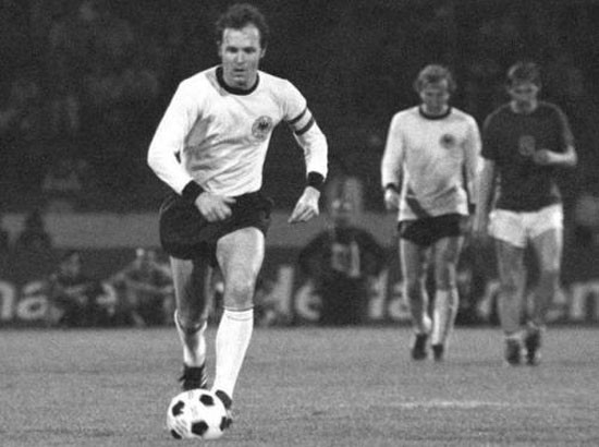Tiền vệ huyền thoại Franz Beckenbauer (ĐT Tây Đức) - Vô địch EURO 1972, Á quân EURO 1976