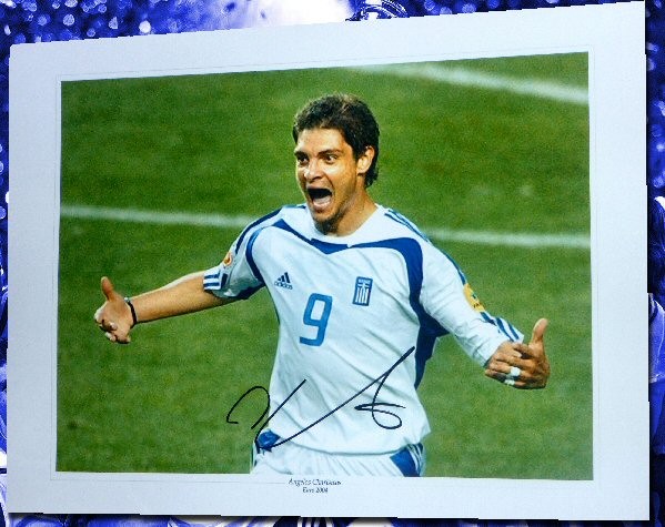Tiền vệ Angelos Charisteas (ĐT Hy Lạp) - Vô địch EURO 2004. Anh là cầu thủ có đóng góp quan trọng nhất trong chiến tích lịch sử của ĐT Hy Lạp. Charisteas từng ghi bàn vào lưới ĐT Pháp ở Tứ kết và ĐT Bồ Đào Nha ở Chung kết EURO 2004 để đưa Hy Lạp đăng quang.