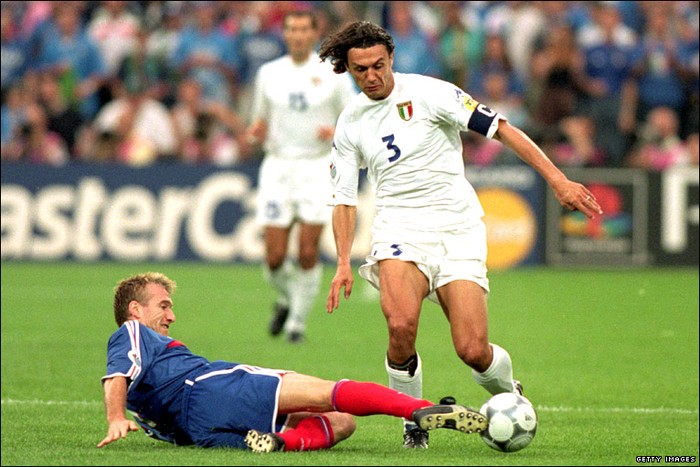 Hậu vệ Paulo Maldini (ĐT Italia) - Á quân EURO 2000, 3 lần dự các kỳ EURO 1988, 1996, 2000. Ba lần lọt vào đội hình xuất sắc nhất các kỳ EURO trên.