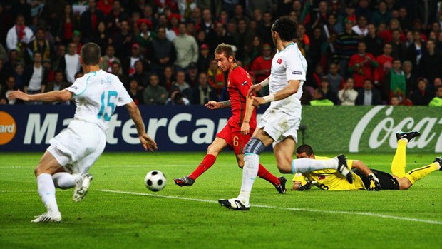 Tiền vệ Raul Meireles ghi bàn ấn định chiến thắng 2-0 cho đội tuyển Bồ Đào Nha trước Thổ Nhĩ Kỳ ở vòng bảng, bảng A .