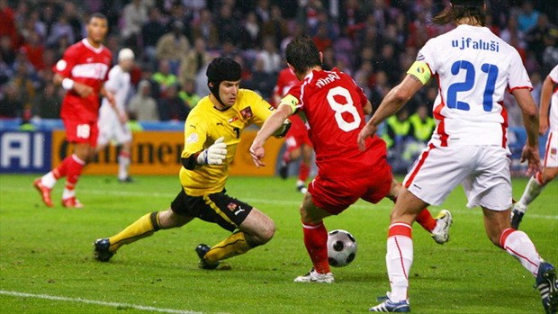 Tình huống Nihat Kahveci ghi một trong hai bàn thắng muộn của anh vào lưới Petr Cech giúp Thổ Nhĩ Kỳ giành chiến thắng nghẹt thở 3-2 trước CH Czech