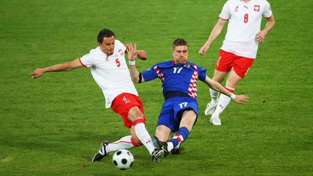Ivan Klasnic (giữa) ghi bàn duy nhất giúp Croatia dẫn đầu bảng B với chiến thắng 1-0 trước Ba Lan