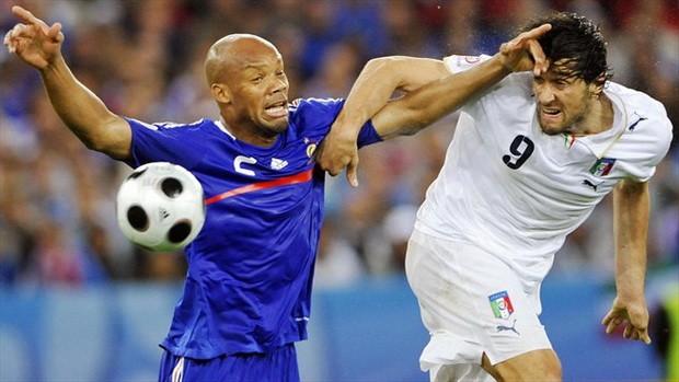 Italia (áo trắng) vào tứ kết nhờ chiến thắng 2-0 trước Pháp ở lượt cuối vòng bảng