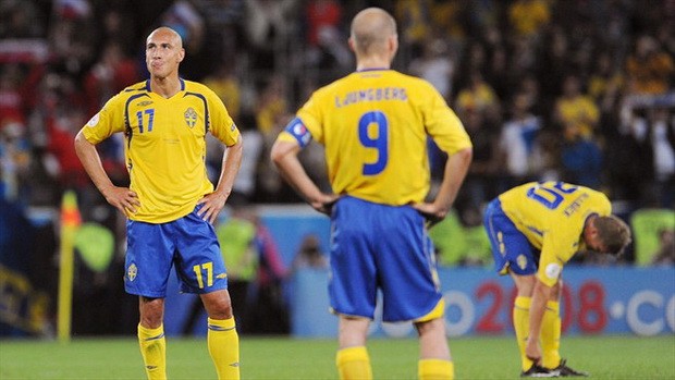Henrik Larsson thất vọng khi Thụy Điển bị loại sau thất bại 0-2 trước Nga