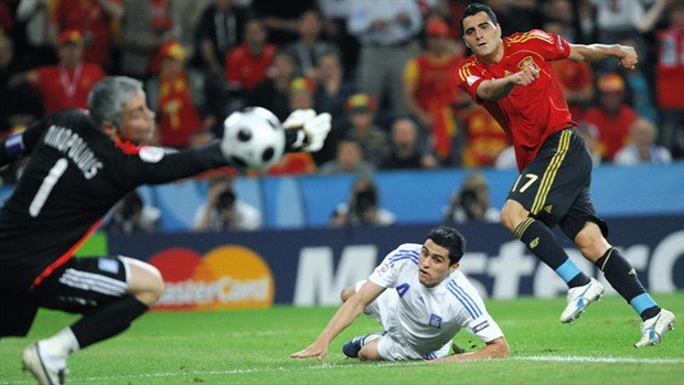 Daniel Guiza ghi bàn ấn định chiến thắng 2-1 cho Tây Ban Nha trước Hy Lạp để kết thúc vòng bảng với trọn vẹn 9 điểm