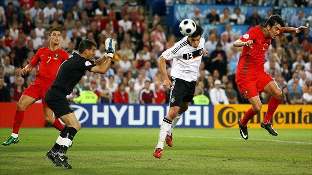Michael Ballack đánh đầu ghi bàn trong chiến thắng 3-2 của Đức trước Bồ Đào Nha ở trận tứ kết đầu tiên