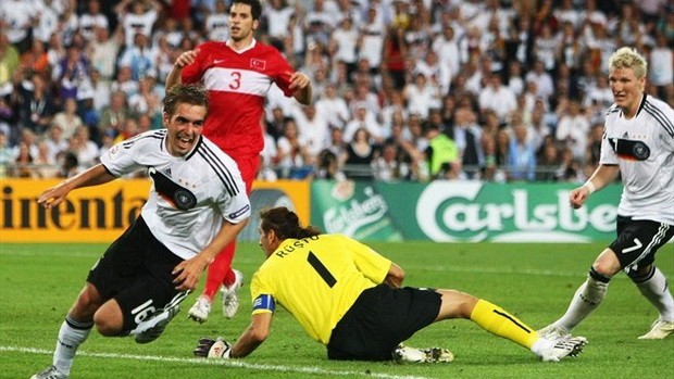 Bàn thắng ở phút 90 của Philipp Lahm giúp Đức vượt qua Thổ Nhĩ Kỳ với chiến thắng 3-2 ở bán kết