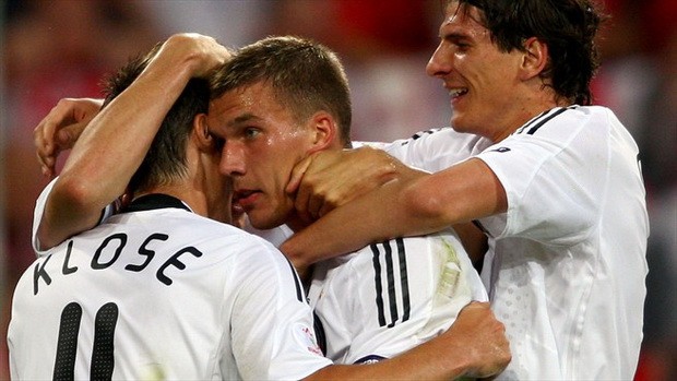 Lukas Podolski (Đức) lập cú đúp trong chiến thắng 2-0 trước Ba Lan ở trận mở màn của bảng B