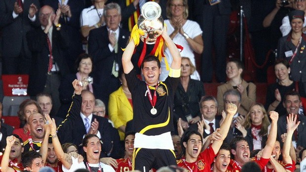 Thủ quân Iker Casillas giương cao chức vô địch Euro 2008 sau chiến thắng 1-0 trước Đức ở trận CK