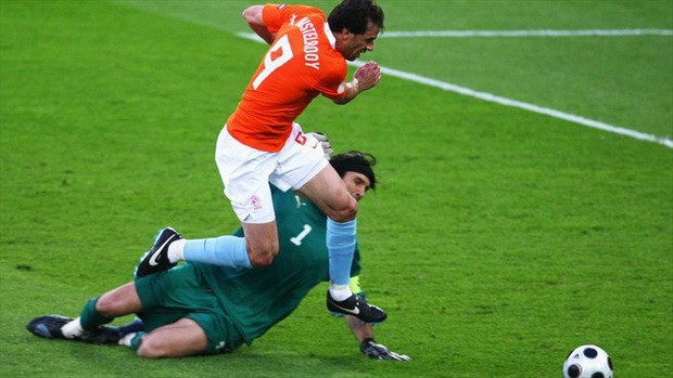 Tiền đạo Ruud van Nistelrooy mở tỷ số trong chiến thắng 3-0 của Hà Lan trước Italia ở trận mở màn của họ tại vòng bảng
