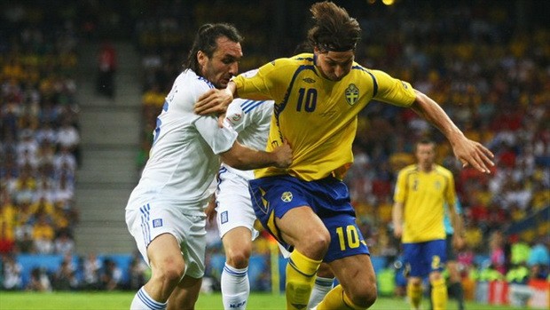 Tiền đạo Zlatan Ibrahimovic giúp Thụy Điển vượt qua Hy Lạp với tỷ số 2-0 trong trận đầu tiên của họ ở vòng bảng