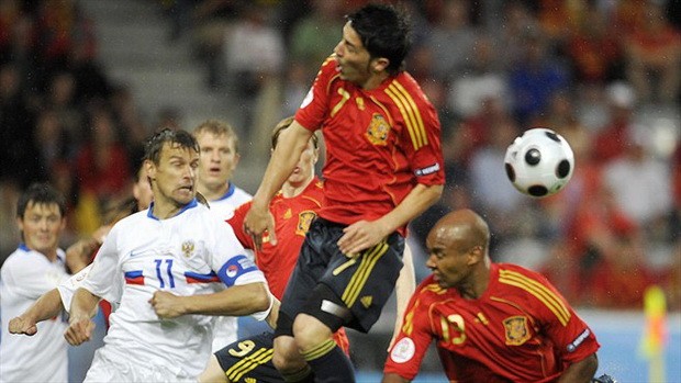 David Villa lập một hat-trick vào lưới Nga, giúp Tây Ban Nha mở màn suôn sẻ