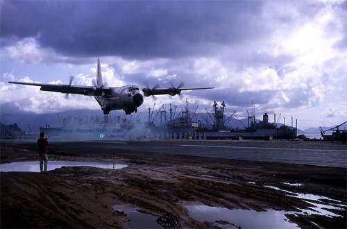 Cam Ranh còn có kho chứa máy bay trong lòng núi, đường băng dài để phục vụ máy bay quân sự cỡ lớn như máy bay ném bom chiến lược B-52. Có những lúc, tần suất hạ cánh và cất cánh ở sân bay Cam Ranh được xếp vào hàng cao nhất thế giới. Ảnh: Dunlin.