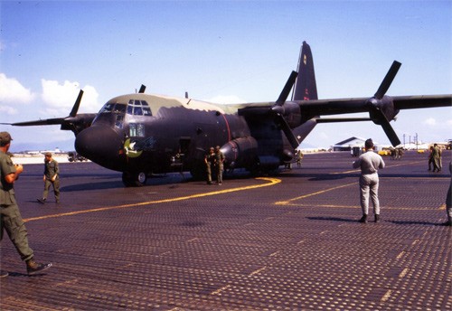 Máy bay cường kích hạng nặng Lockheed AC-130A ở Cam Ranh tháng 3/1969.