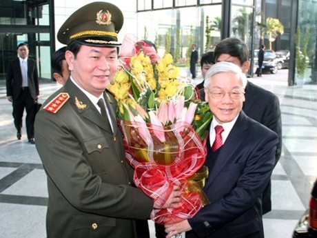 Tổng Bí thư Nguyễn Phú Trọng (bên phải) và Bộ trưởng Bộ Công an Trần Đại Quang
