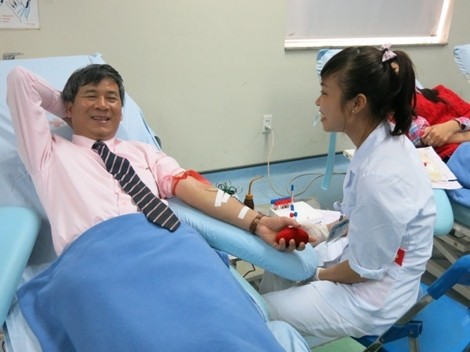 GS Trí hiến máu trong ngày đầu tiên đi làm trở lại. Đây là lần thứ 7 ông tham gia hoạt động này.