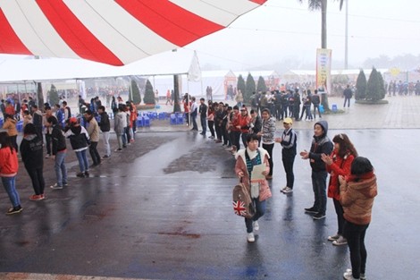 Từ sáng sớm, mọi người đã đổ về Sân vận động Quốc gia Mỹ Đình trong tiết trời mưa lạnh