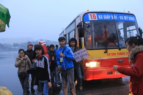 Đúng 6h sáng tuyến xe buýt mang số hiệu 16 Giáp Bát - Mỹ Đình đã đưa những người hiến máu đầu tiên đến với Lễ hội Xuân hồng.