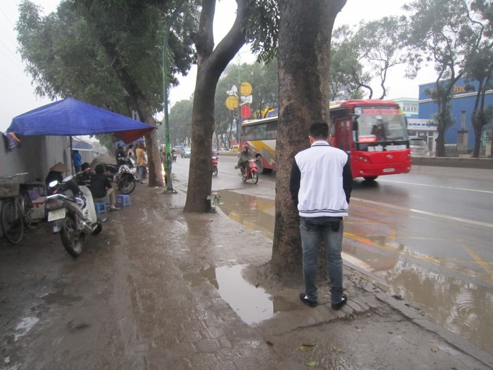 Con đường Phạm Văn Đồng vẫn được nhiều người gọi vui là &quot;con đường đau khổ&apos; bởi bất cứ lúc nào cũng có thể chứng kiến những cảnh tượng như thế này