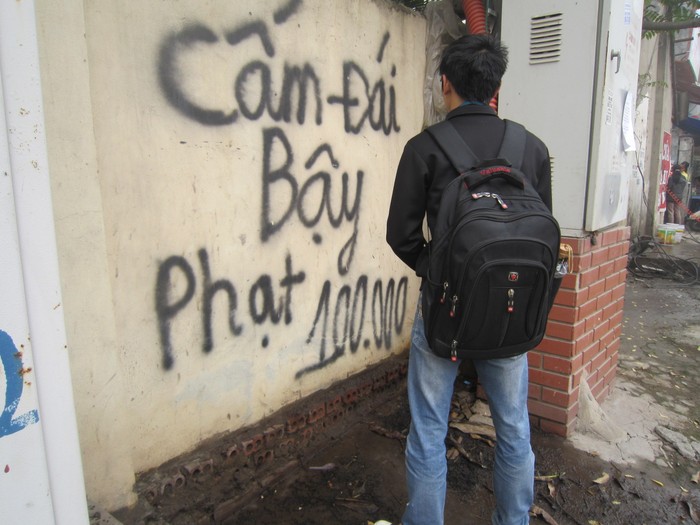 Một thanh niên vẫn &quot;tè bậy&quot; dù có biển cấm tại đường Nguyễn Trãi - Thanh Xuân