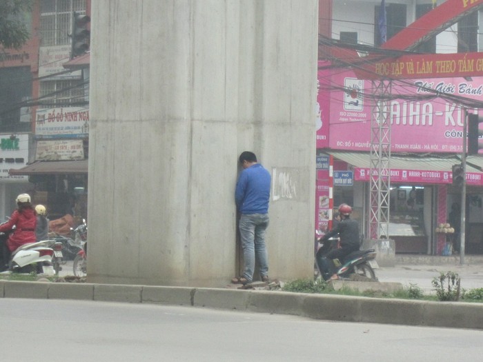 Tại con phố văn minh Nguyễn Quý Đức, hành vi &apos;tiểu đường&apos; vẫn diễn ra thường xuyên gây mất mỹ quan đô thị