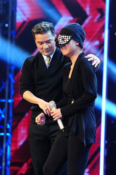 Cô gái đeo mặt nạ trong The X - Factor chính là Anh Thúy