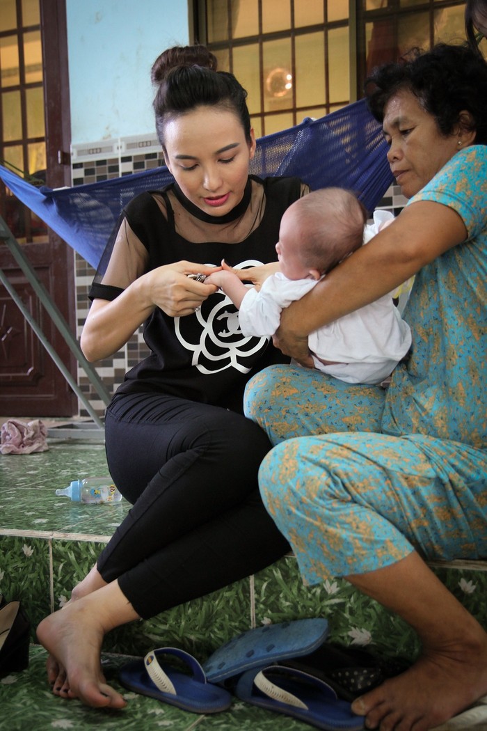 Hoa hậu Ngọc Diễm tới thăm các em nhỏ mồ côi tại Tịnh Thất Bồng Lai